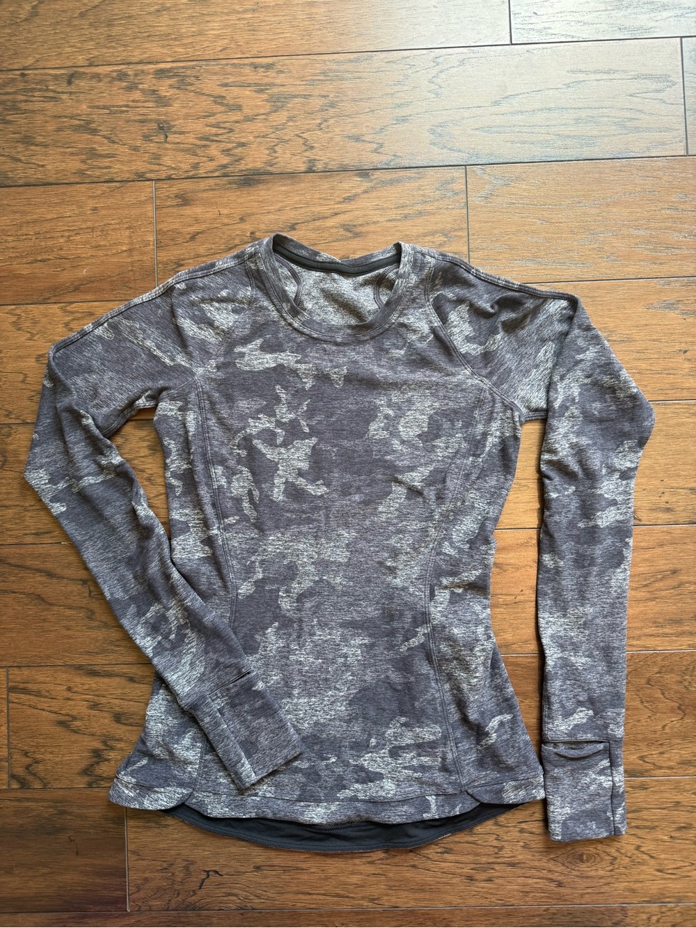 Lululemon Runderful top. Like New. sz4 Meas. 25" bust, 23.75" lgth.